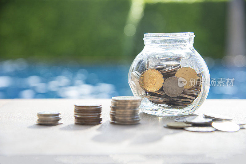 硬币在玻璃罐中省钱的金融概念。为未来省钱的概念。