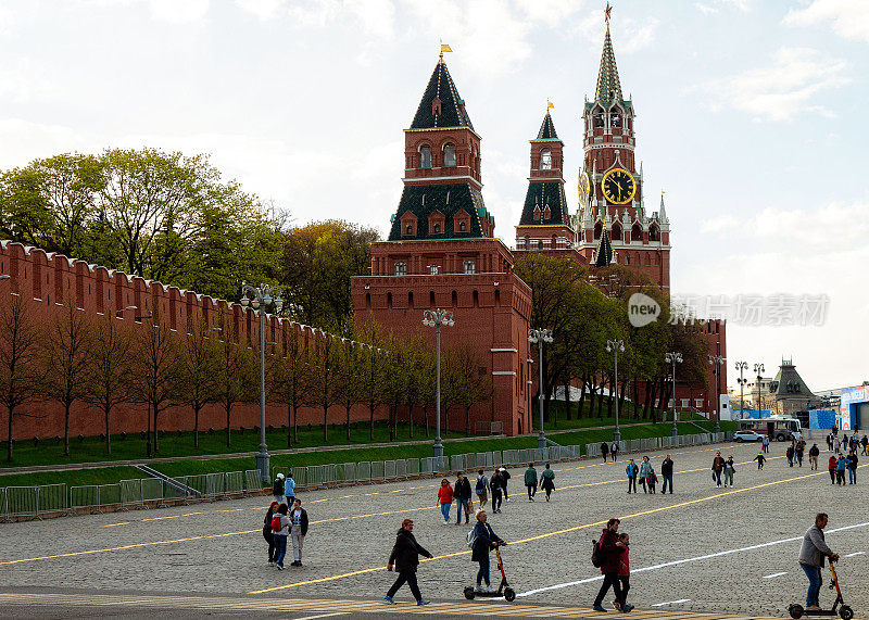 克林姆林宫墙和三座克林姆林宫塔，其中一座在莫斯科市中心有钟声。