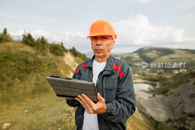 高级男工程师建筑师使用平板电脑工作