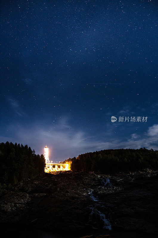 夏维尼根在夏夜用星星照亮了大坝