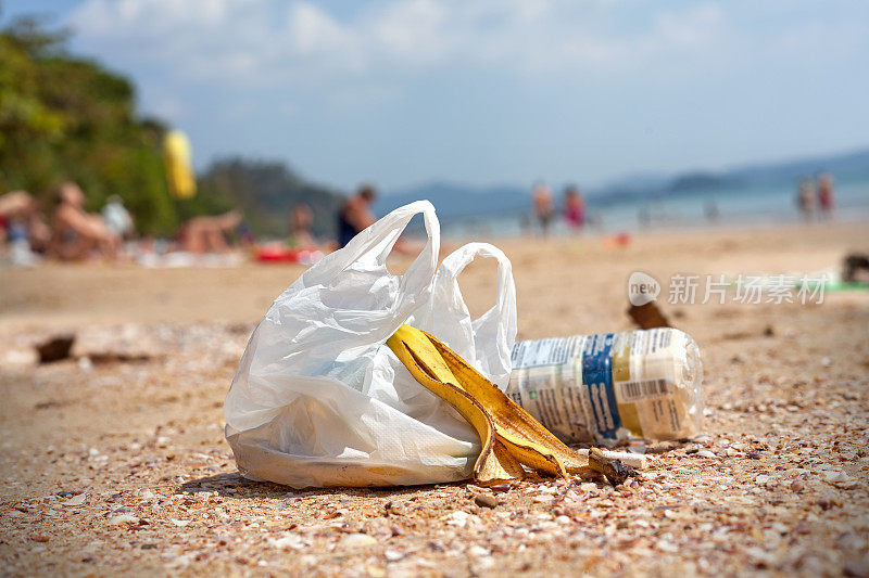 沙滩上垃圾，环境污染概念图。