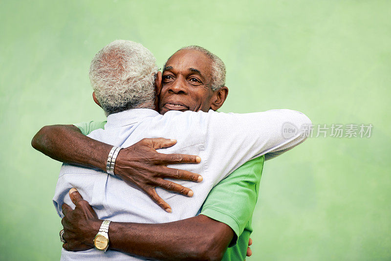 两位老朋友，两位资深的非裔美国人见面拥抱