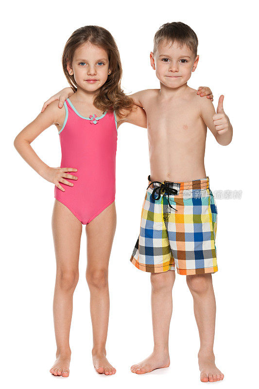 男孩对着穿着泳衣的女孩竖大拇指