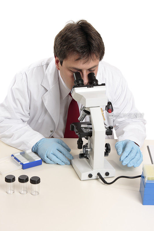 科学家在显微镜下研究载玻片