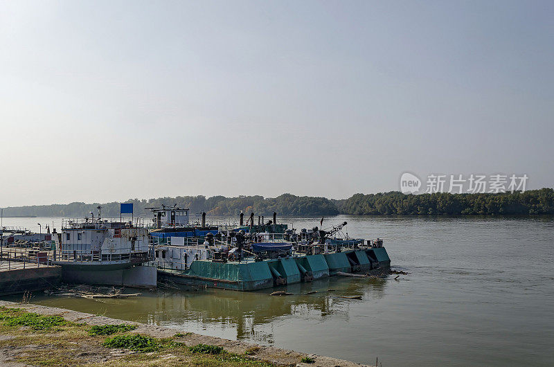 鲁兹多瑙河港的浮筒和拖船