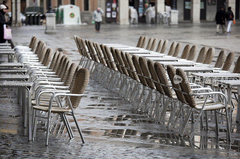 西班牙塞戈维亚的露天咖啡馆，桌子和椅子上覆盖着雪