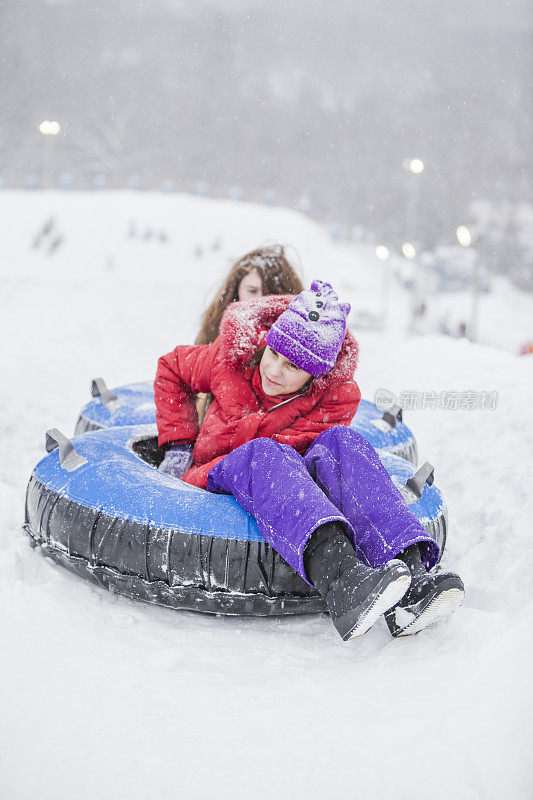 母女俩在雪地里玩耍