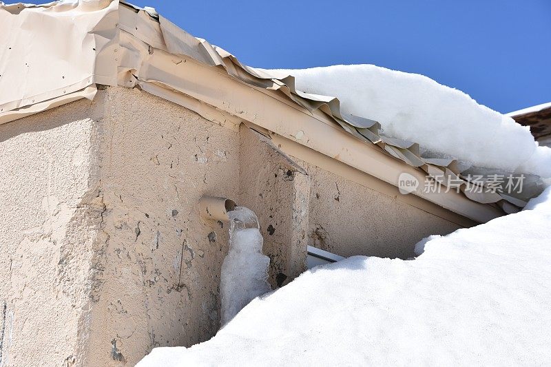 水在雪地里冻住了