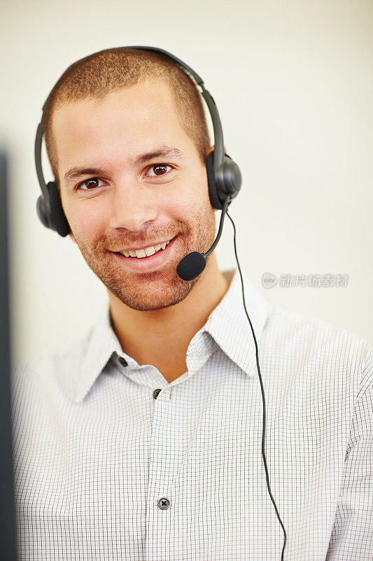 一名戴着耳机微笑的呼叫中心员工的肖像