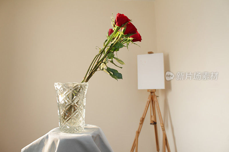 玻璃花瓶中的玫瑰，艺术家的画室