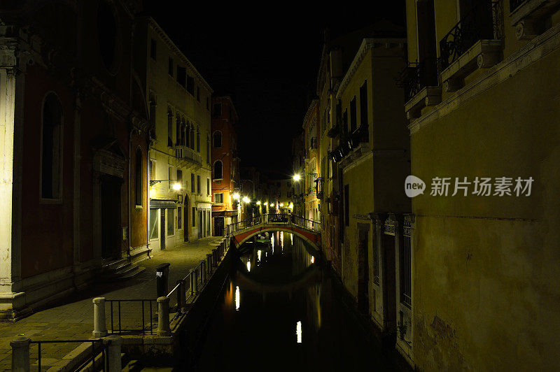 意大利威尼斯的运河和桥梁夜景