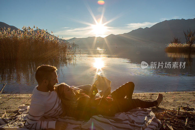 年轻夫妇在山湖边放松