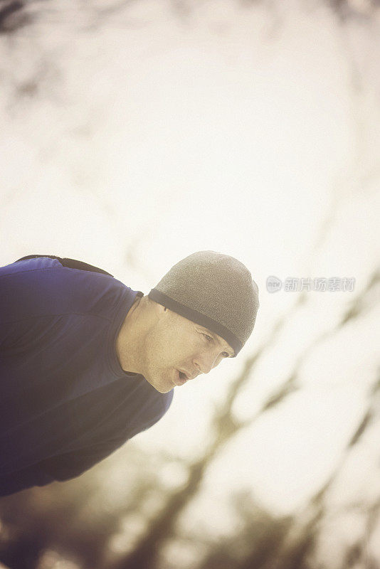 冬季健身:男人在冬季跑步后降温