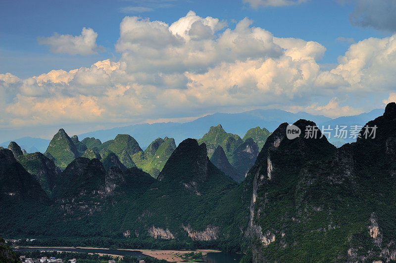 漓江和山峰在下午