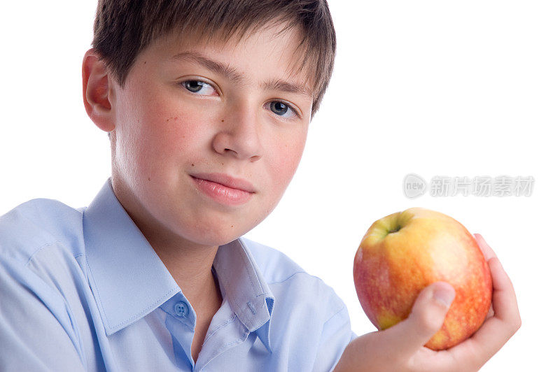 手里拿着苹果的男孩