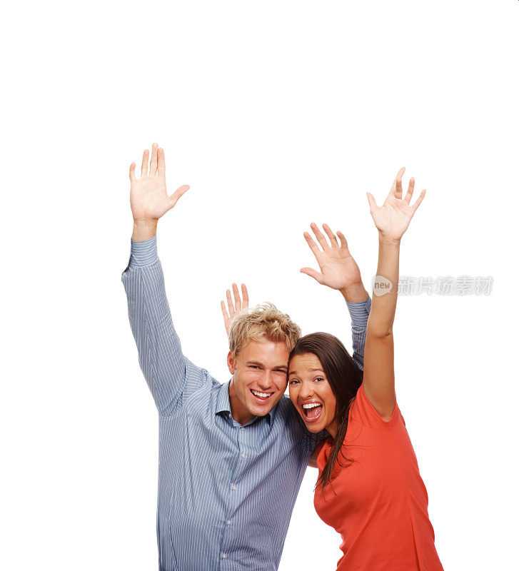 幸福的年轻夫妇举起双手