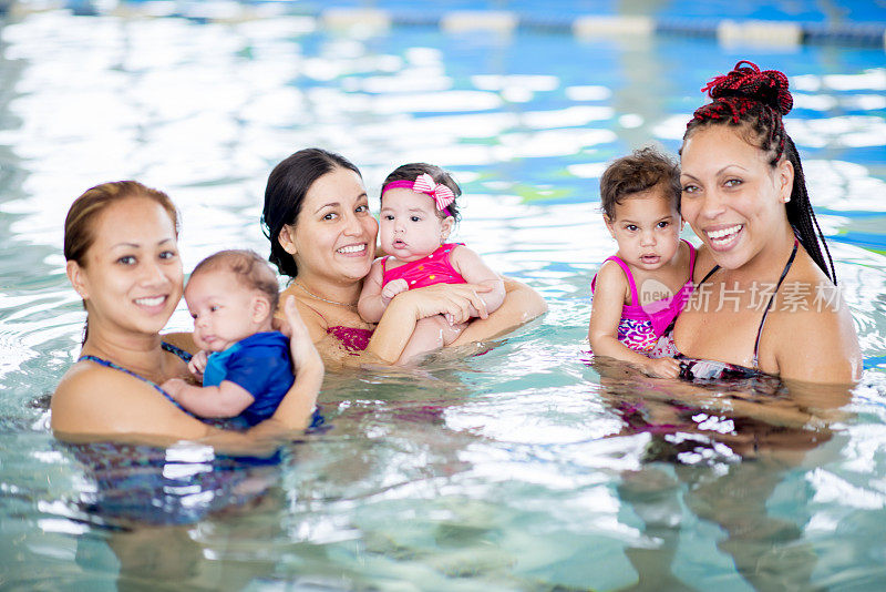 一群母亲和孩子在泳池边