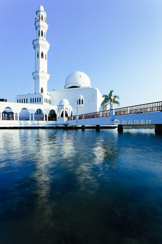 马来西亚吉隆坡市漂浮的mosque。