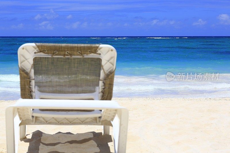 热带天堂:田园般的沙滩和户外座椅，墨西哥坎昆