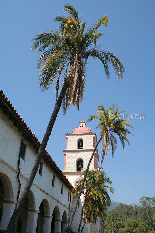 圣巴巴拉教会和棕榈树