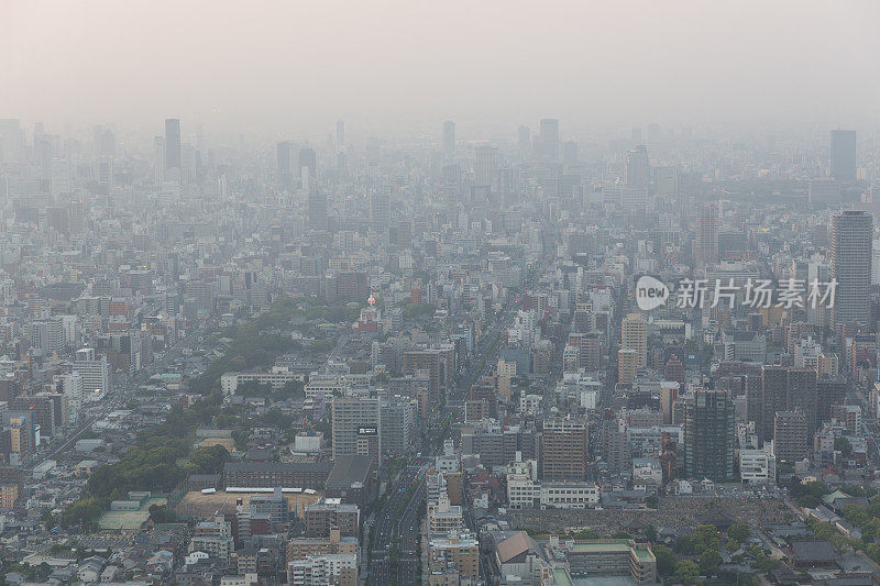 空气污染和阴霾覆盖了日本大阪的天际线
