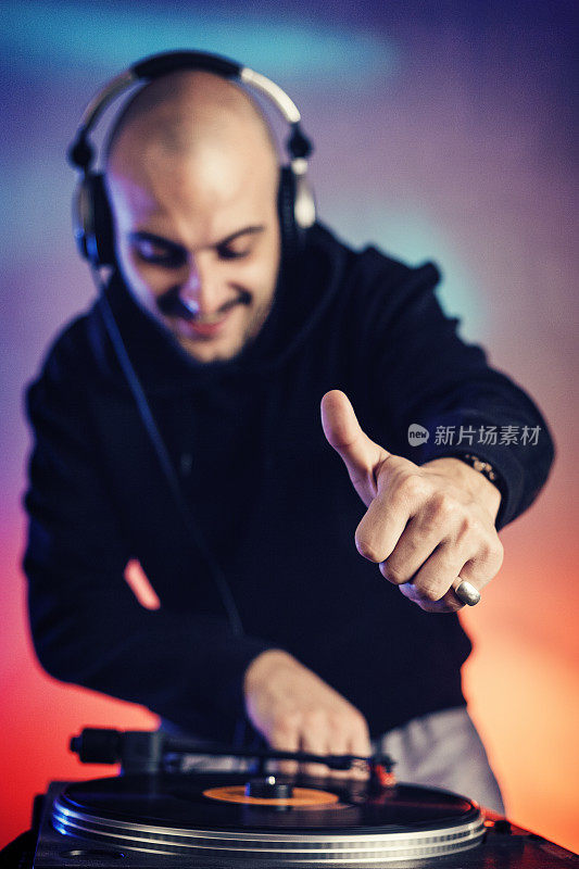 DJ竖起大拇指