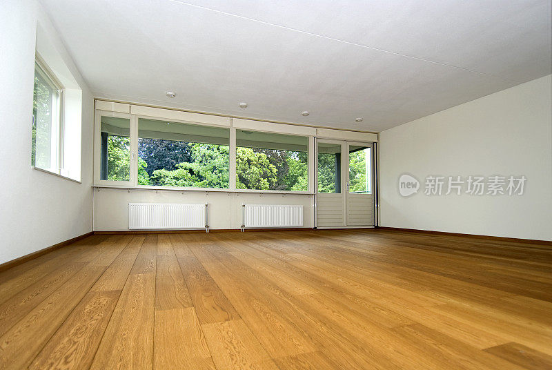 空荡荡的客厅，铺着硬木地板