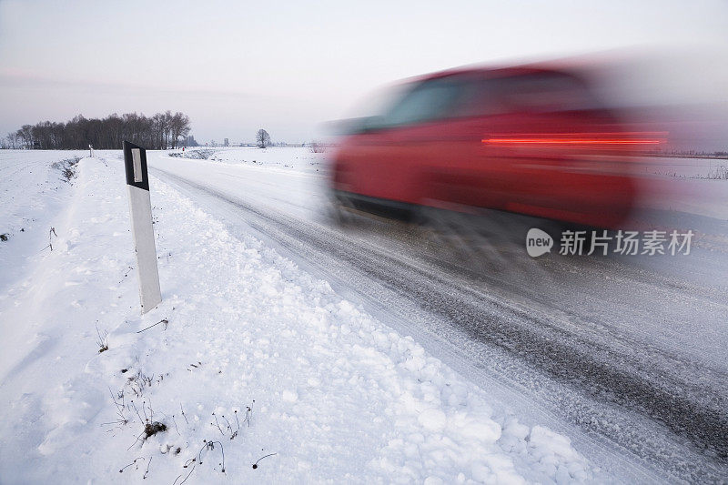 汽车在积雪的街道上快速行驶