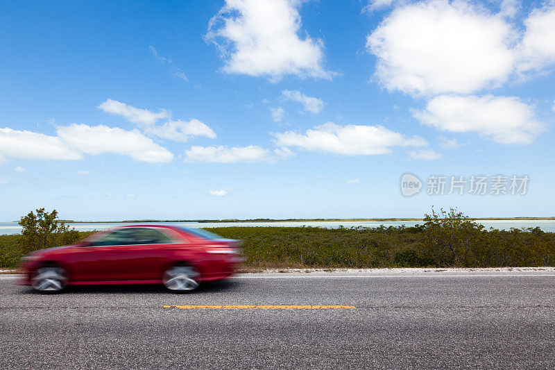 红色汽车在佛罗里达群岛驾驶