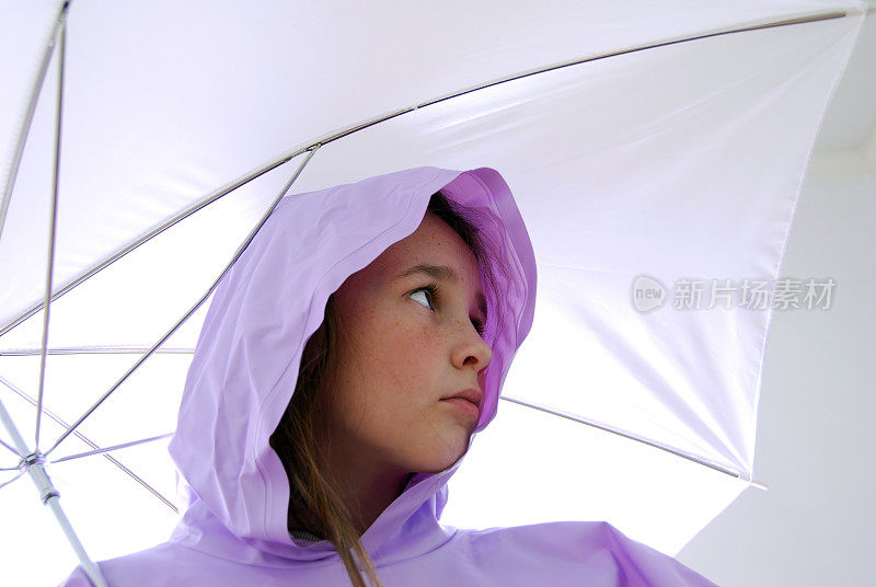 穿紫色雨具的女孩