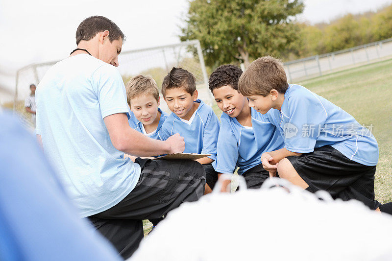 足球教练在比赛中向孩子们解释比赛