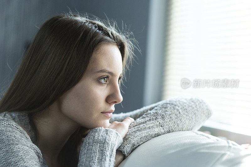 女孩透过窗户看