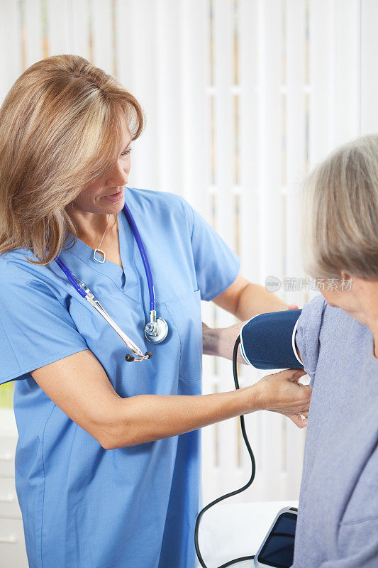 高级血压检查与护士在医疗保健设施