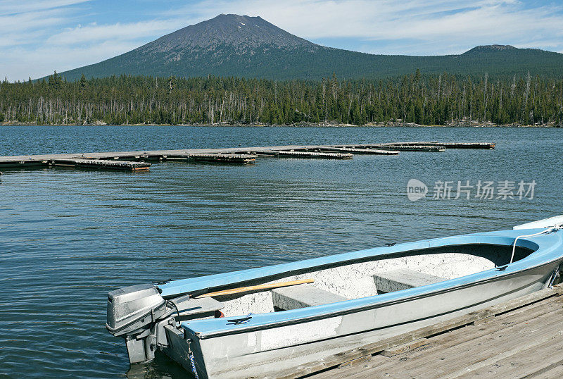 俄勒冈州学士山下码头上的摩托艇