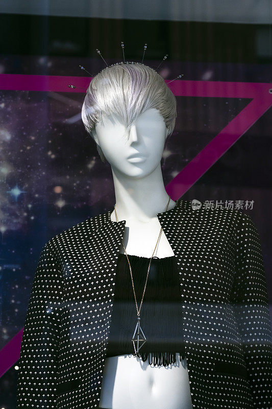 银色头发，夹克和黑色衬衫的现代人体模型