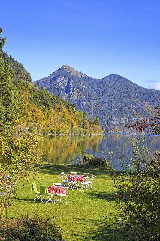 Walchensee湖的花园和桌椅