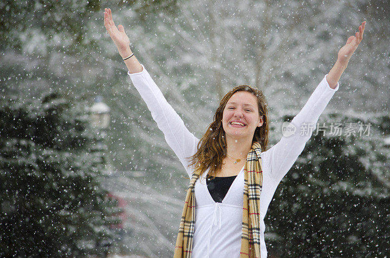 年轻女子正在享受刚刚落下的雪。
