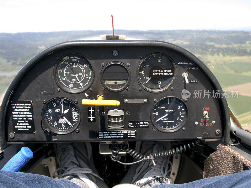 滑翔机驾驶舱仪器在飞行乘客的腿脚
