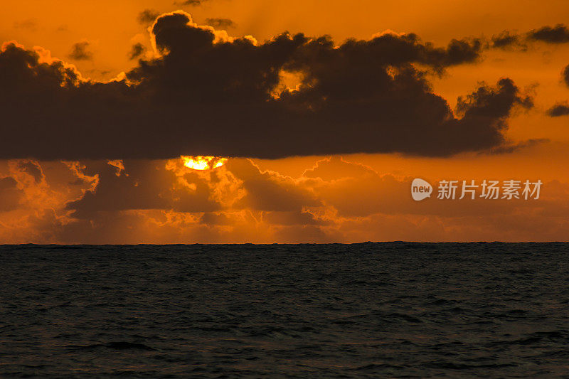 地平线上的橙色日出