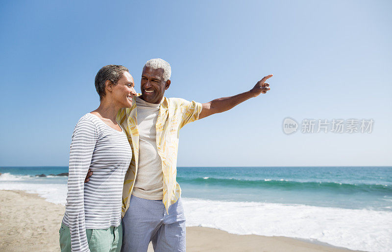 海滩上相爱的老夫妇