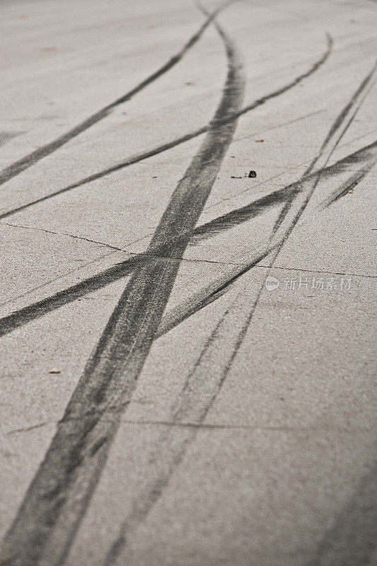街道上有汽车轮胎的痕迹