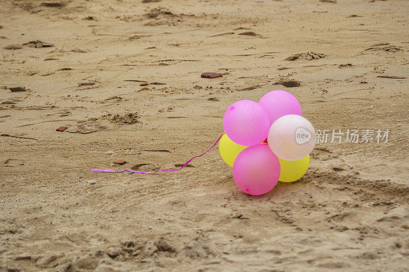 沙滩上五颜六色的气球