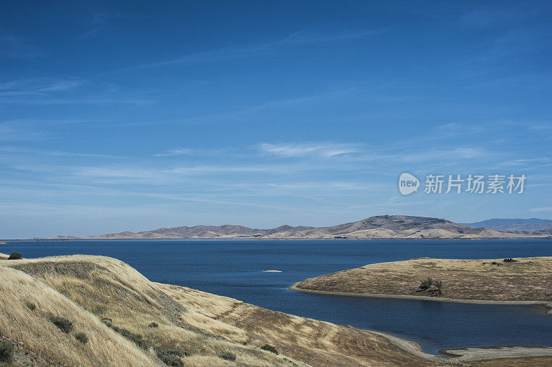 半空的圣路易斯水库与大坝在遥远的距离