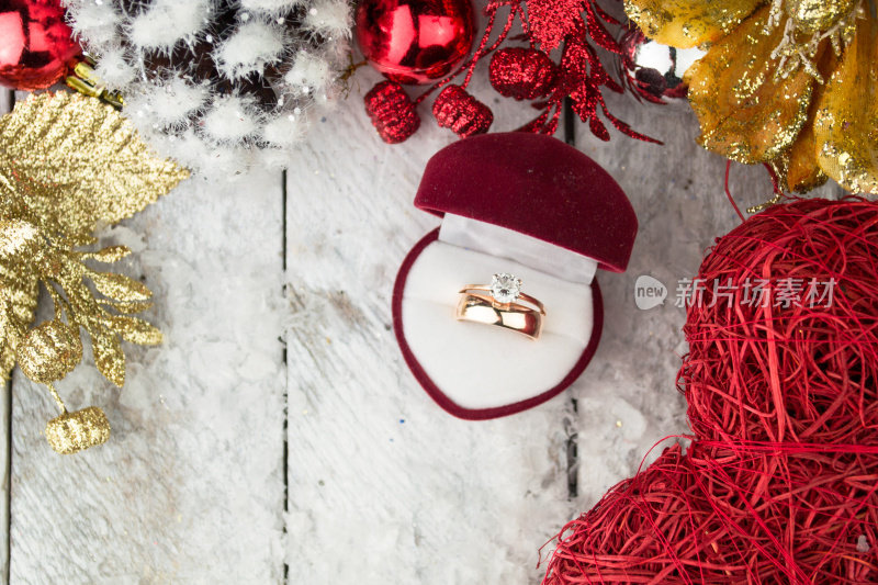 结婚戒指在圣诞装饰木材背景。