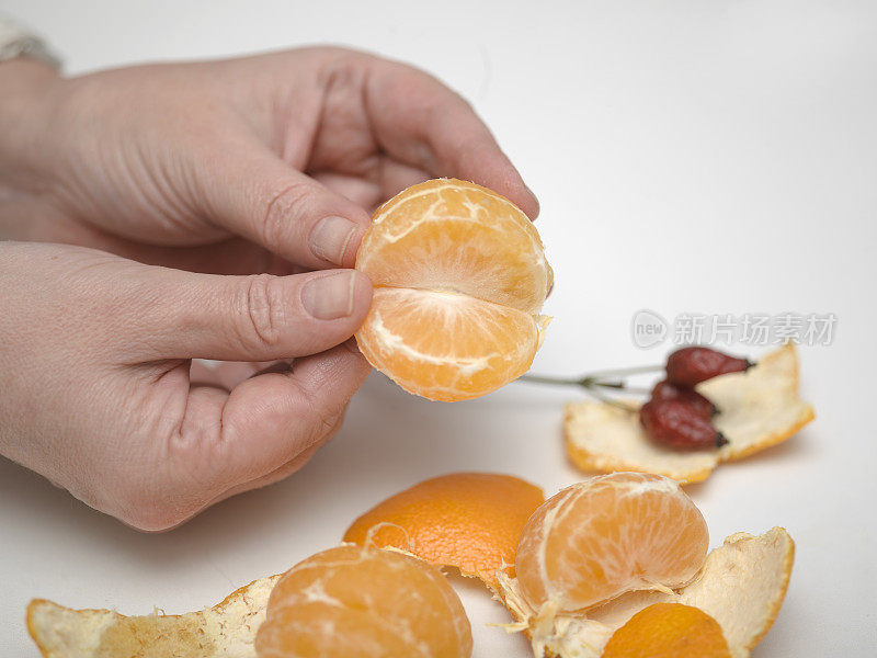 手剥橘子
