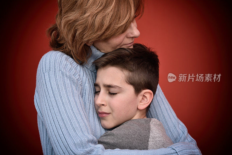 小男孩拥抱着他的母亲