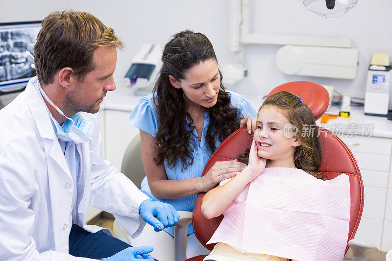 年轻病人向牙医展示牙齿