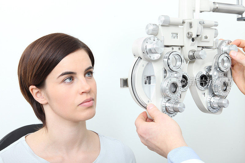女人用光学狭缝灯做视力测量