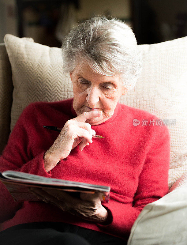 老女人在做填字游戏