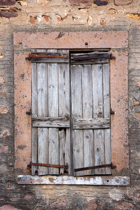 石墙与旧木窗框